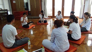 Facilitator Raksamol teaching adolescents